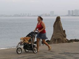 En Puerto Vallarta ya se presentan lluvias provocadas por el huracán. AP  /