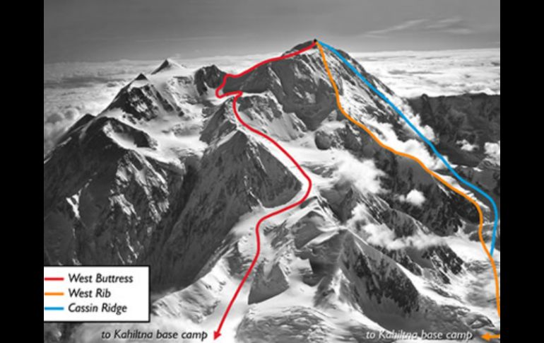 Para llegar al campamento de los 14, los jóvenes siguieron la ruta West Buttress (roja) que se muestra en la imagen. ESPECIAL  /