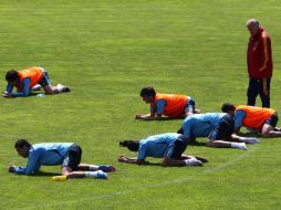 El técnico español, Vicente del Bolsque, buscará una solución para el hueco de David Villa y Puyol. AFP  /