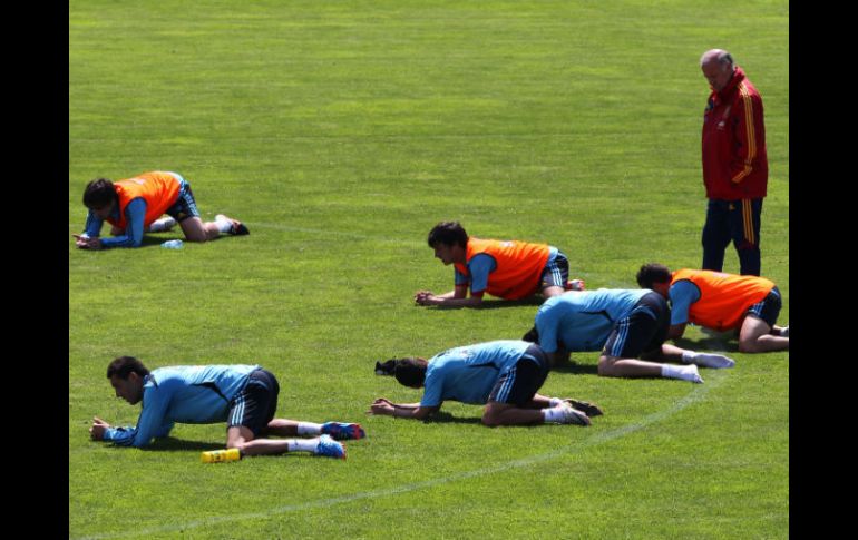 El técnico español, Vicente del Bolsque, buscará una solución para el hueco de David Villa y Puyol. AFP  /