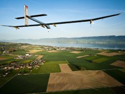 Volando sobre la campiña suiza, el Solar Impulse con la proa dirigida hacia Barajas. NOTIMEX  /