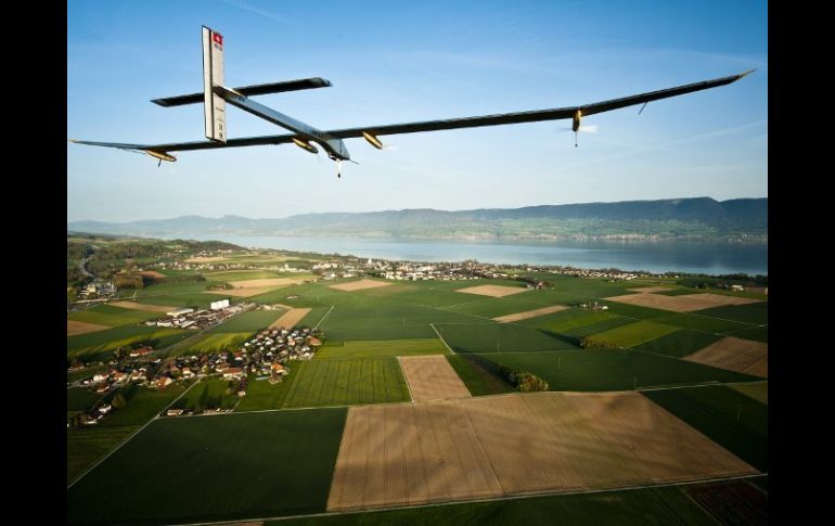 Volando sobre la campiña suiza, el Solar Impulse con la proa dirigida hacia Barajas. NOTIMEX  /