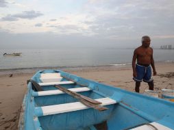 Un pescador deja su embarcación en la arena antes del la llegada de ''Bud''. AP  /