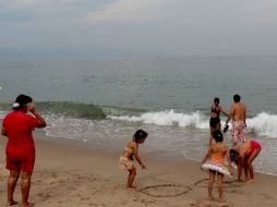 Pese a la proximidad del huracán, esta mañana los bañistas disfrutaban de Puerto Vallarta sin mayores inconvenientes. EFE  /