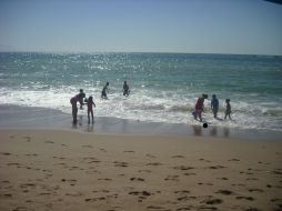 En las playas se observaron bañistas. Las aguas de la bahía se mantuvieron en calma en la mañana.  /