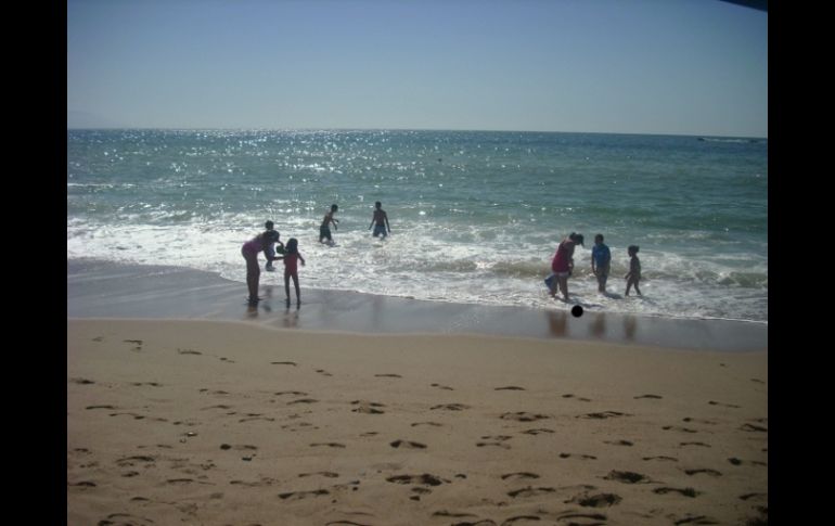 En las playas se observaron bañistas. Las aguas de la bahía se mantuvieron en calma en la mañana.  /