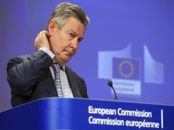 El comisario europeo de Comercio, Karel De Gucht, ofrece una rueda de prensaa en la sede de la Comisión Europea en Bruselas. EFE  /