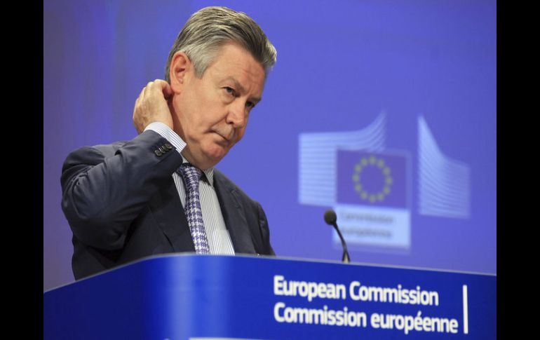 El comisario europeo de Comercio, Karel De Gucht, ofrece una rueda de prensaa en la sede de la Comisión Europea en Bruselas. EFE  /