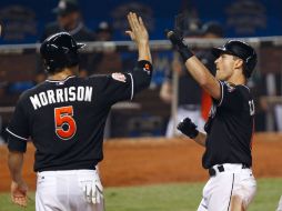 Chris Coghlan #8 de los Marlins de Miami celebra con Logan Morrison # 5. AFP  /