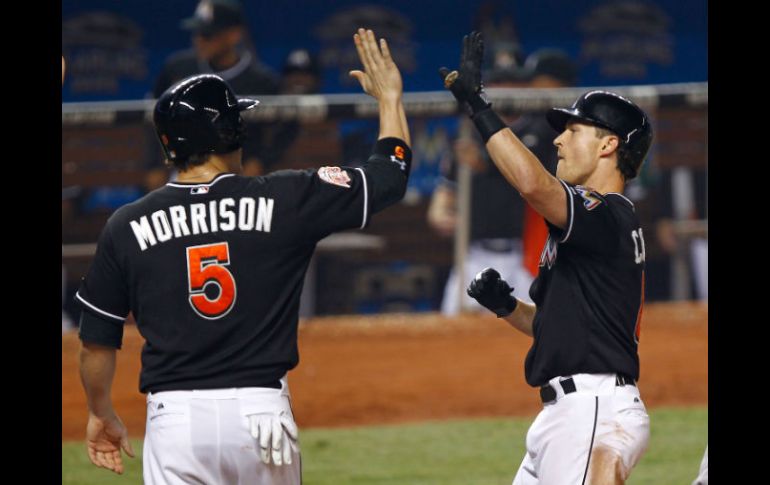 Chris Coghlan #8 de los Marlins de Miami celebra con Logan Morrison # 5. AFP  /