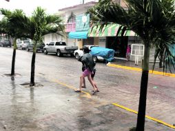 Preparados. Los habitantes en los municipios de Costalegre se prepararon para recibir el impacto del huracán “Bud”.  /