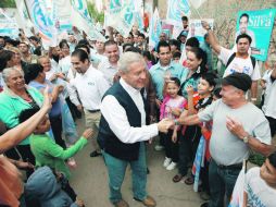 Fernando Guzmán saluda a simpatizantes durante su visita al Cerro del Cuatro. ESPECIAL  /