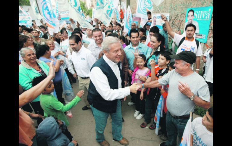 Fernando Guzmán saluda a simpatizantes durante su visita al Cerro del Cuatro. ESPECIAL  /