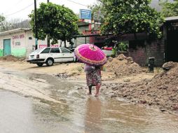 Abundancia. Con la llegada de “Bud”, el agua comienza a escurrir por las calles de Cihuatlán.  /