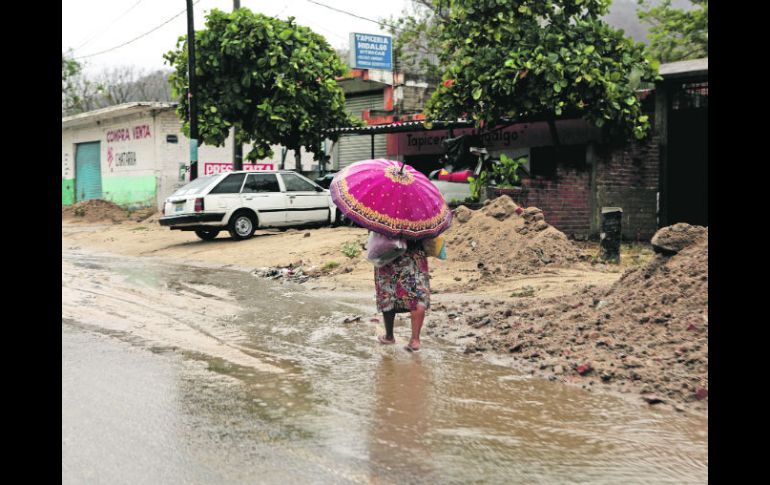 Abundancia. Con la llegada de “Bud”, el agua comienza a escurrir por las calles de Cihuatlán.  /