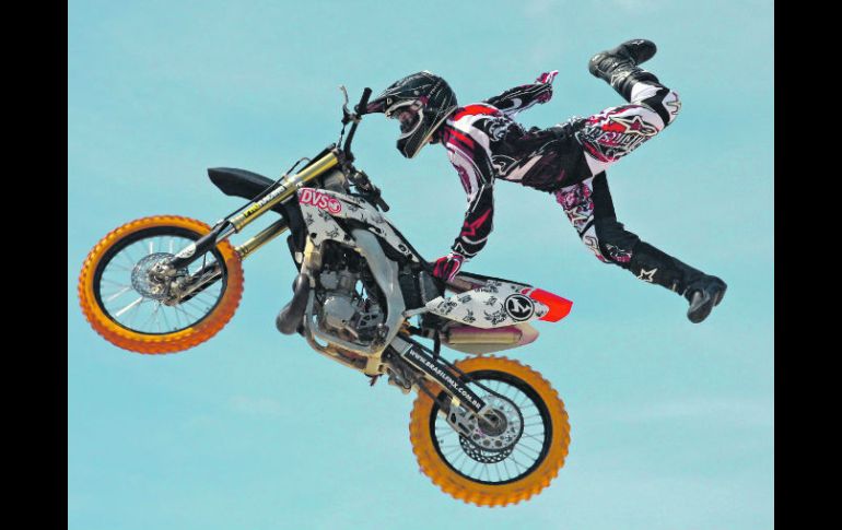 El show X-Pilots que exhibe competencias de freestyle motocross ha recorrido muchas partes del mundo. ESPECIAL  /