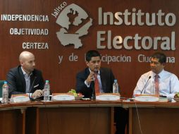 El presidente del IEPC, José Tomás Figueroa (C), señala que está todo listo para el cuarto simulacro con urna electrónica. ARCHIVO  /