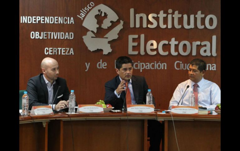 El presidente del IEPC, José Tomás Figueroa (C), señala que está todo listo para el cuarto simulacro con urna electrónica. ARCHIVO  /