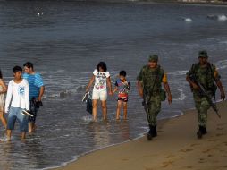 Personal del Ejército Mexicano recorre las playas de Melaque para observar el saldo destructivo de la tormenta tropical. EFE  /