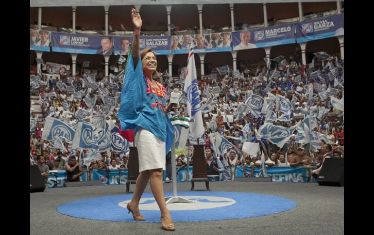 Una treintena de jóvenes comenzaron una protesta contra la candidata presidencial del Partido Acción Nacional. ARCHIVO  /