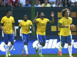 El jugador de la selección brasileña, Hulk, celebra con sus compañeros su gol ante el combinado de Dinamarca. EFE  /