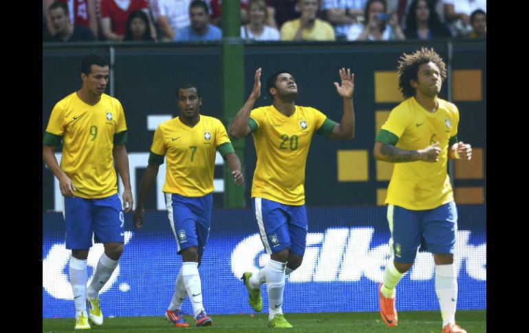 El jugador de la selección brasileña, Hulk, celebra con sus compañeros su gol ante el combinado de Dinamarca. EFE  /