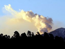 Las emisiones de ceniza del volcán, vistas desde Puebla. AP  /