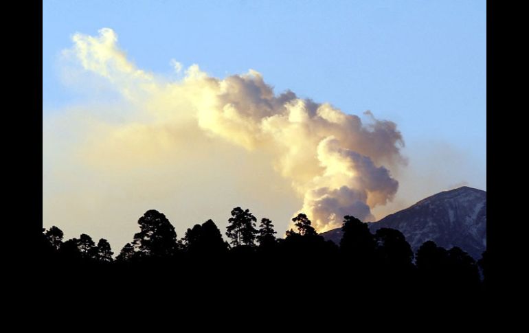 Las emisiones de ceniza del volcán, vistas desde Puebla. AP  /