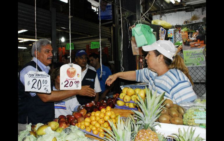 Cárdenas garantizó a los locatarios regresar a los mercados y tianguis ya como alcalde de Guadalajara. ESPECIAL  /