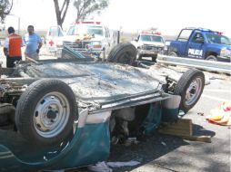 Un ''Vocho'' con cinco pasajeros se volcó sobre la Autopista Zapotlanejo-Guadalajara  /