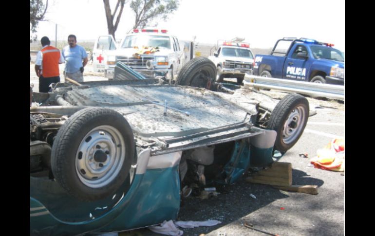 Un ''Vocho'' con cinco pasajeros se volcó sobre la Autopista Zapotlanejo-Guadalajara  /