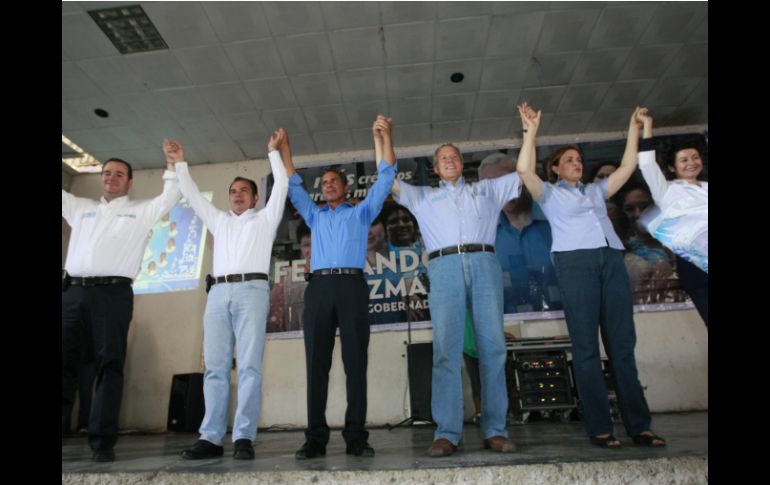 Fernando Guzmán en compañía de otros candidatos del PAN a cargos municipales.  /