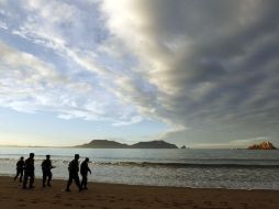 Personal del Ejército Mexicano recorre hoy las playas de Melaque, para observar el saldo destructivo de la tormenta tropical Bud. EFE  /