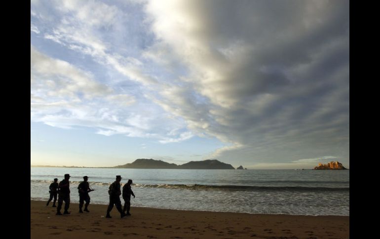 Personal del Ejército Mexicano recorre hoy las playas de Melaque, para observar el saldo destructivo de la tormenta tropical Bud. EFE  /