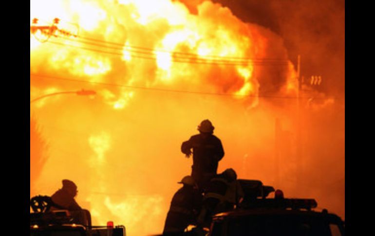 En el interior de dichas bodegas se encontraban un total de 30 vehiculos repartidores incendiados. ARCHIVO  /