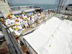 Inspeccionan el lugar que contiene barras de combustible gastadas en el edificio del reactor N º 4 en Tokyo Electric Power Co. 's AFP  /