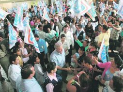 Durante su recorrido por varios municipios, Fernando Guzmán visitó Jamay, en donde pidió sumar más votos para el PAN. ESPECIAL  /