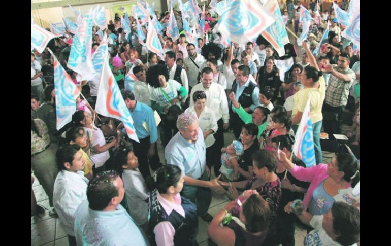 Durante su recorrido por varios municipios, Fernando Guzmán visitó Jamay, en donde pidió sumar más votos para el PAN. ESPECIAL  /