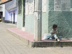 Un niño descansa en una esquina del municipio que el IFE documenta como de riesgo, previo al 1 de julio.  /