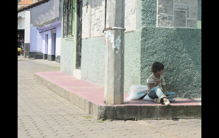 Un niño descansa en una esquina del municipio que el IFE documenta como de riesgo, previo al 1 de julio.  /