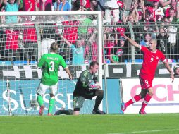 El suizo Eren Derdiyok (d) vence al arquero alemán Marc-Andre Ter Stegen en uno de los partidos de ayer. AP  /