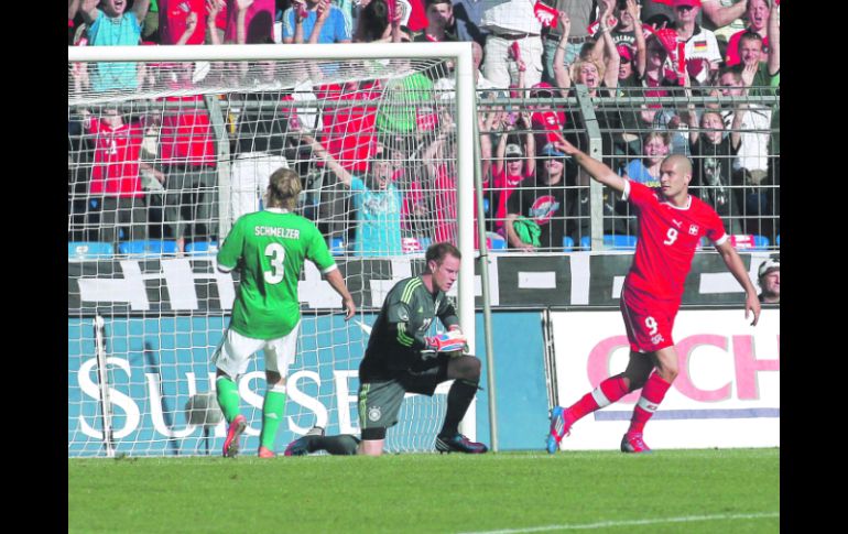 El suizo Eren Derdiyok (d) vence al arquero alemán Marc-Andre Ter Stegen en uno de los partidos de ayer. AP  /