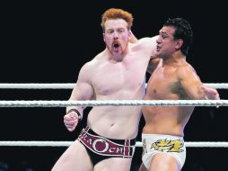 Mantiene corona.- Sheamus (i) derrotó al mexicano Alberto del Río y conservó su título mundial.  /