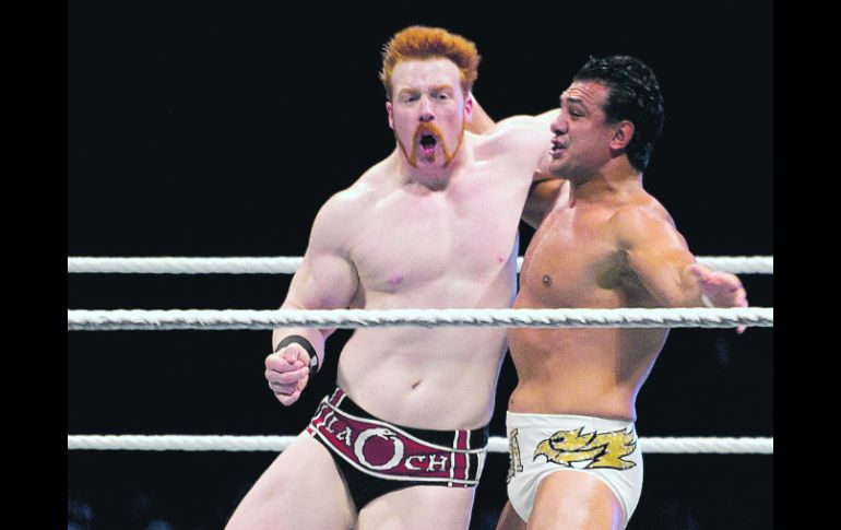 Mantiene corona.- Sheamus (i) derrotó al mexicano Alberto del Río y conservó su título mundial.  /