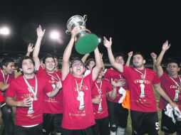 Los Zorritos celebran el título de campeones en casa de los Tecos.  /