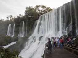 Las cataratas del Iguazú, están formadas por 275 caídas de agua que comparten Argentina y Brasil. EFE  /