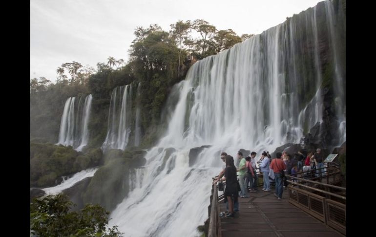 Las cataratas del Iguazú, están formadas por 275 caídas de agua que comparten Argentina y Brasil. EFE  /