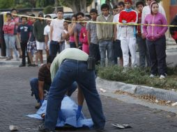 Los vecinos informaron, alrededor de las 5:30 horas de este domingo, que la riña inició en un apartamento.  /