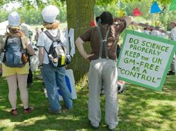 Asistentes protestan por el cultivo al aire libre. AFP  /