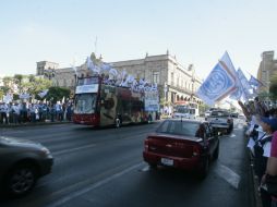 El candidato por la alcaldía de Guadalajara, Alberto Cárdenas, subió al Tapatío Tour, acompañado por decenas de simpatizantes.  /